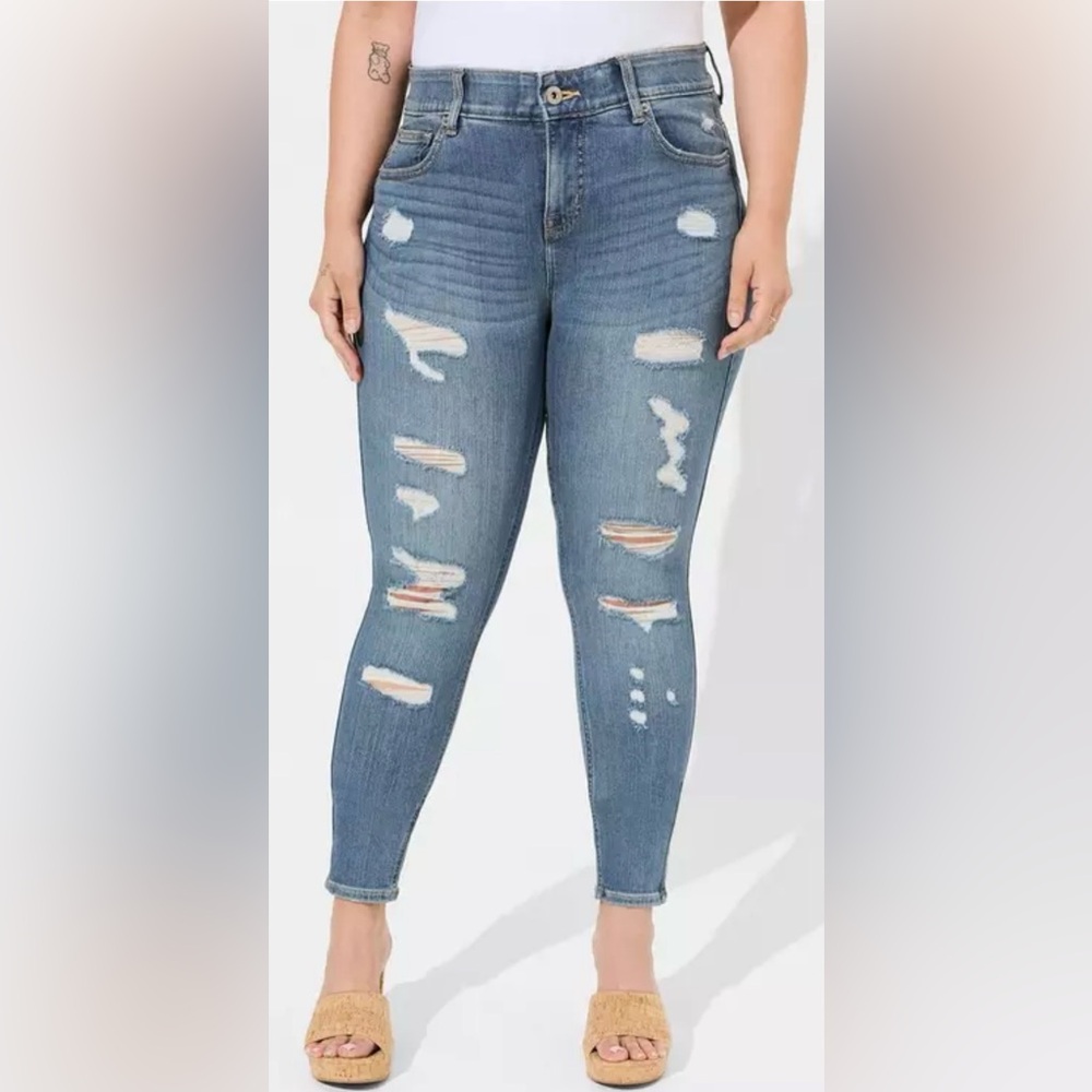 Torrid Light Blue Distressed Bombshell Skinny Jeans. Size 20